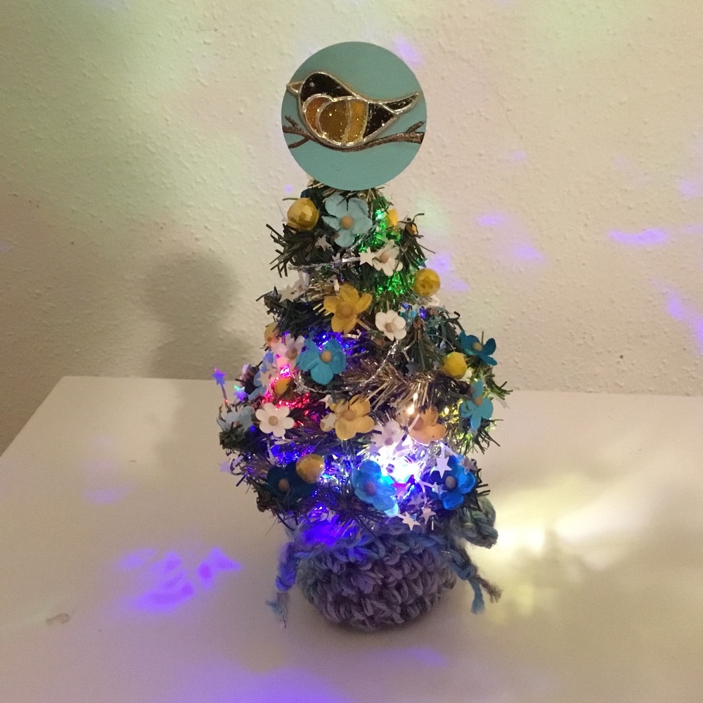 HANDCRAFTED ROBIN MINI 5 INCH TREE